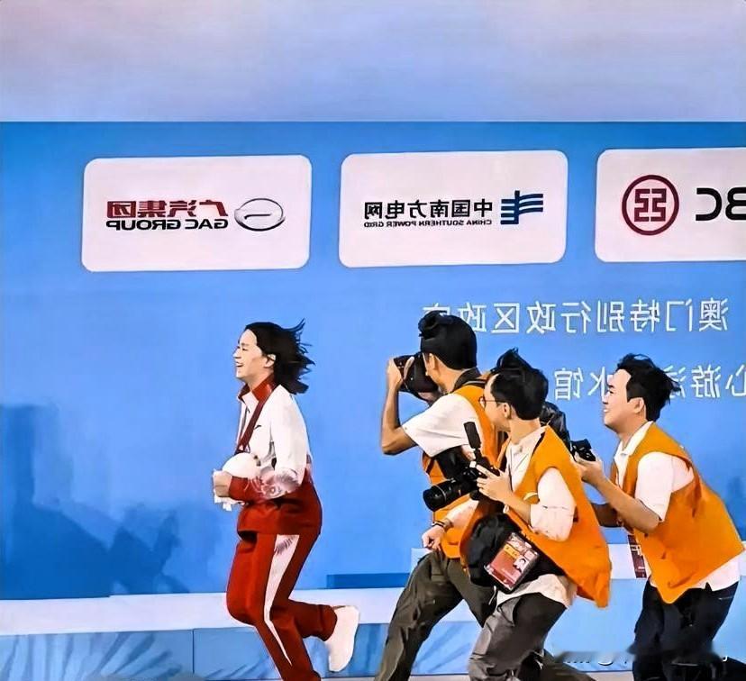全红婵估计也没想到赛后这张照片会火出圈吧！

全红婵这张赛后的“意外”照片，真的