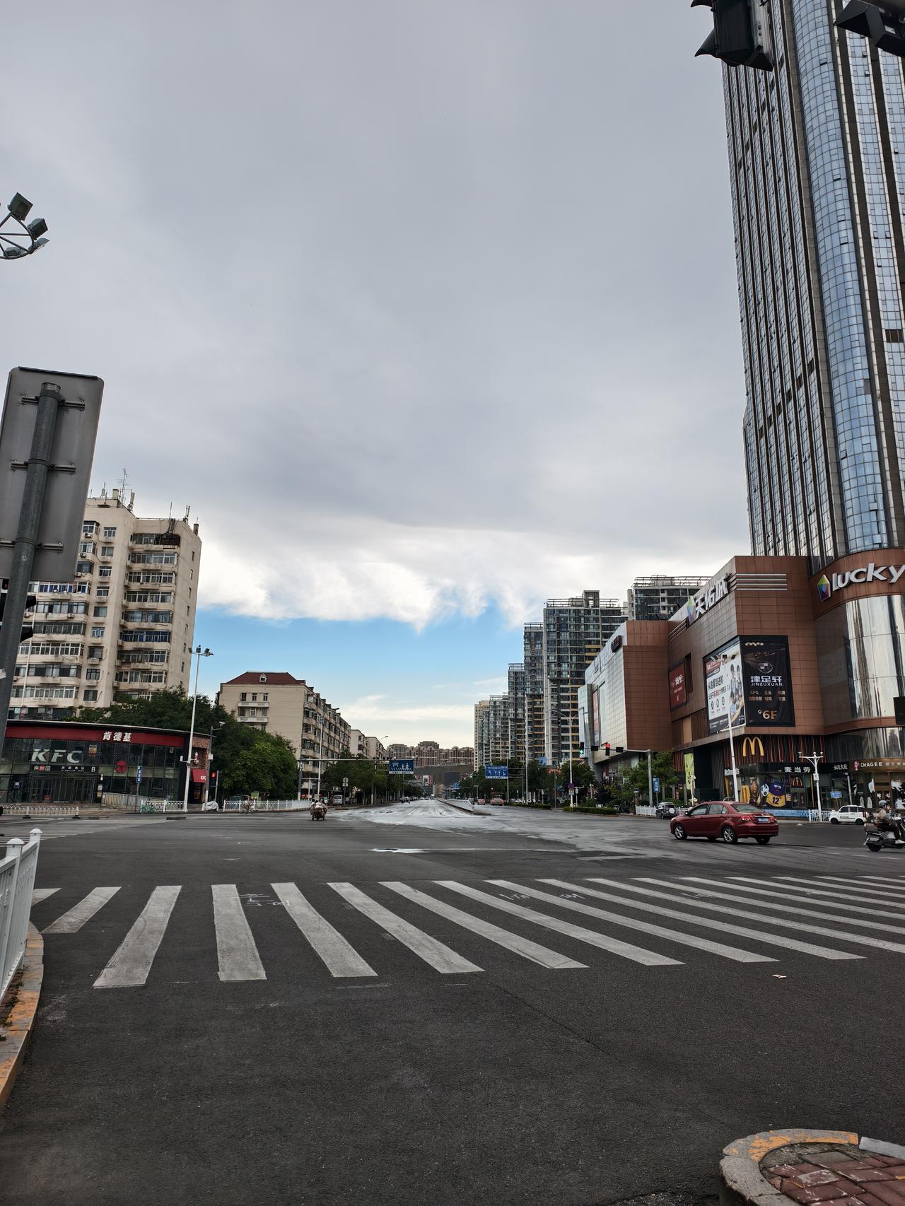 6月21日晨，天空阴云密布，站在南开区西南角看西马路方向，北边却有蓝天一线，给乌