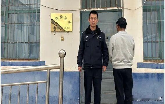 青海一男子开车到加油站加油，不料遭人举报，结果被拘留罚款还吊销了驾照！这到底什么