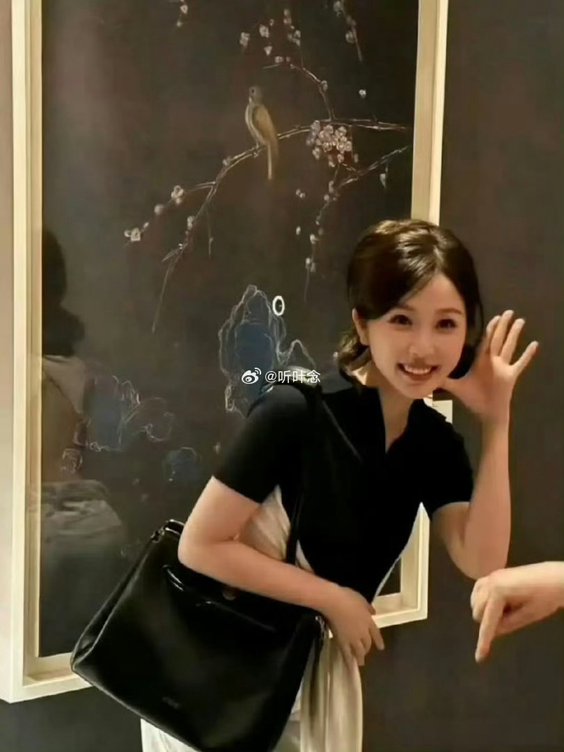 虞书欣背后的镜子曝露了她的着装，女明星还是要多注意保护隐私啊 