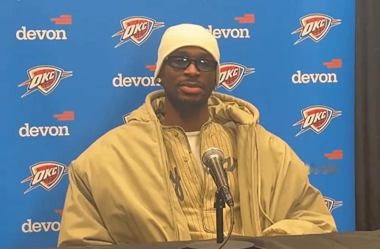 亚历山大的情商还是被低估了，太高了，不愧是高材生。
他得了便宜绝不卖乖，不乱说话