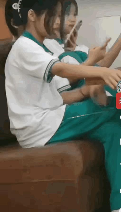 上次，回老家，在公交站牌等车，看到一大群十几岁的学生，应该是附近技校的（能看到附