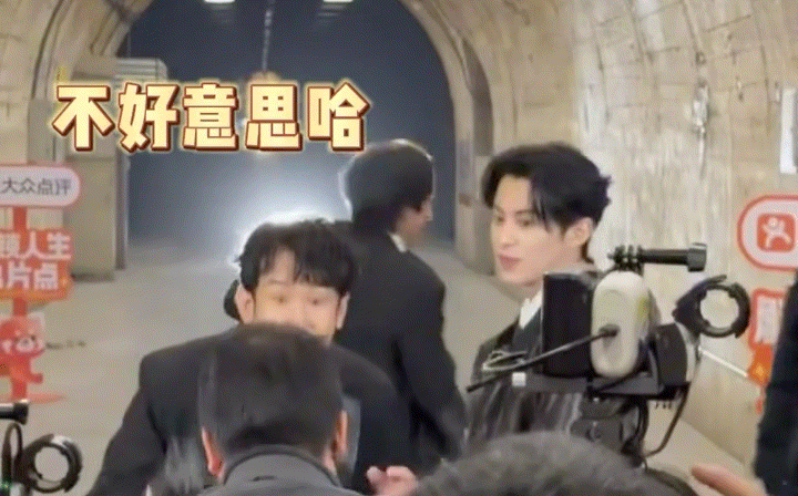 礼貌笑，不好意思让大家见笑了 