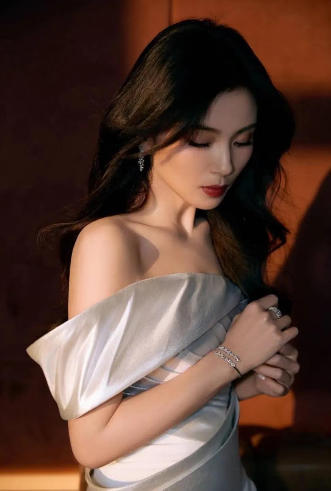 很美，很迷人，长相很大气
刘涛到底多迷人高雅气质美女 刘涛 女神