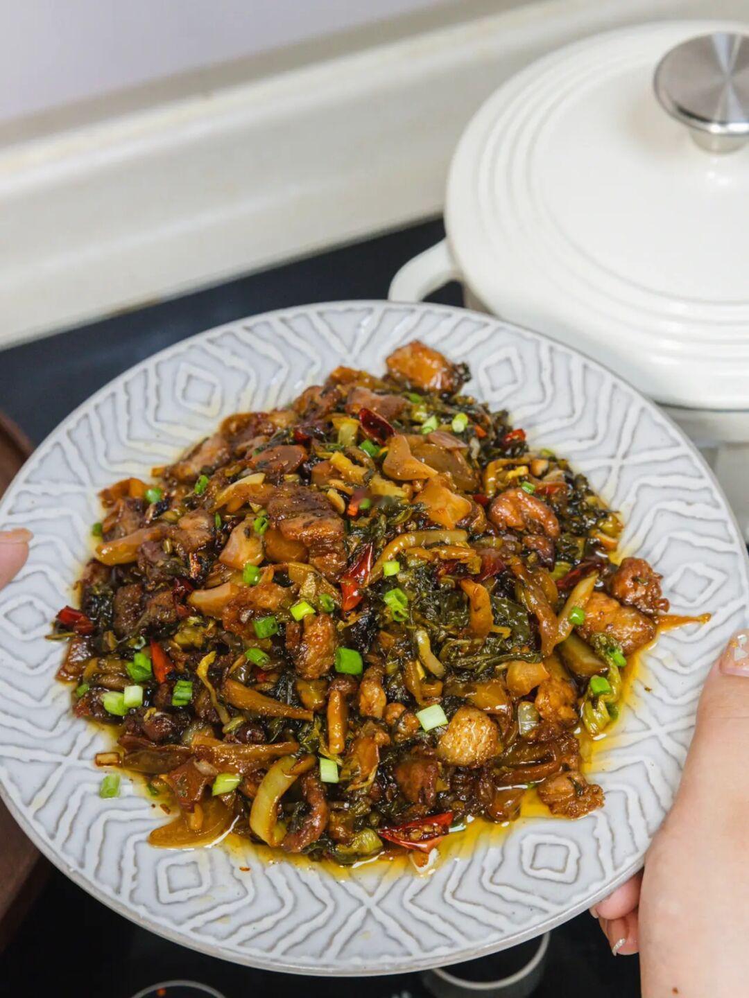 老厨师做的酸菜炒五花肉，真的太费米饭了！