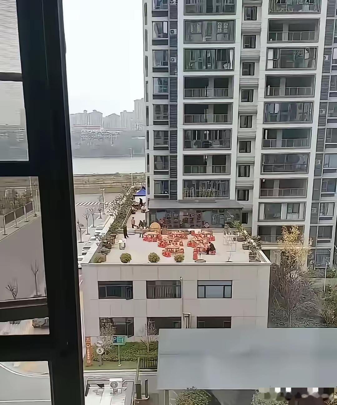 这样一个大露台，应该属于全体业主的吧……如果是个人那就赚翻了！ 