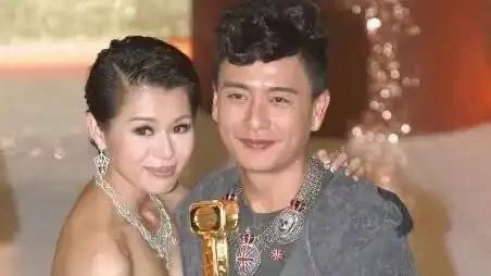 胡杏儿现任与旧爱世纪同框，李乘德主动挥手，黄宗泽热情拥抱 
