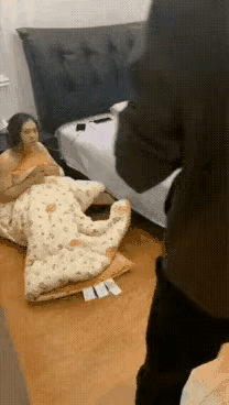 一男子带警察上门抓奸，一进门看到一纹身男子正在穿裤子，质问男子。看到这一幕不用多