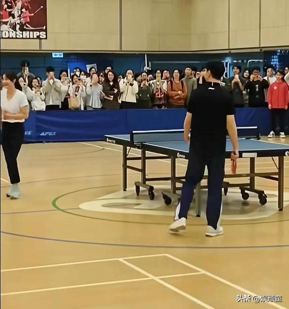 马龙香港行，与郭晶晶切磋乒乓球，龙队也是特别绅士，瞬间回到刚学球时候的水平！
看