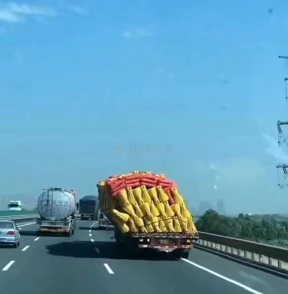 这车翻了的话，保险公司赔吗？？？
