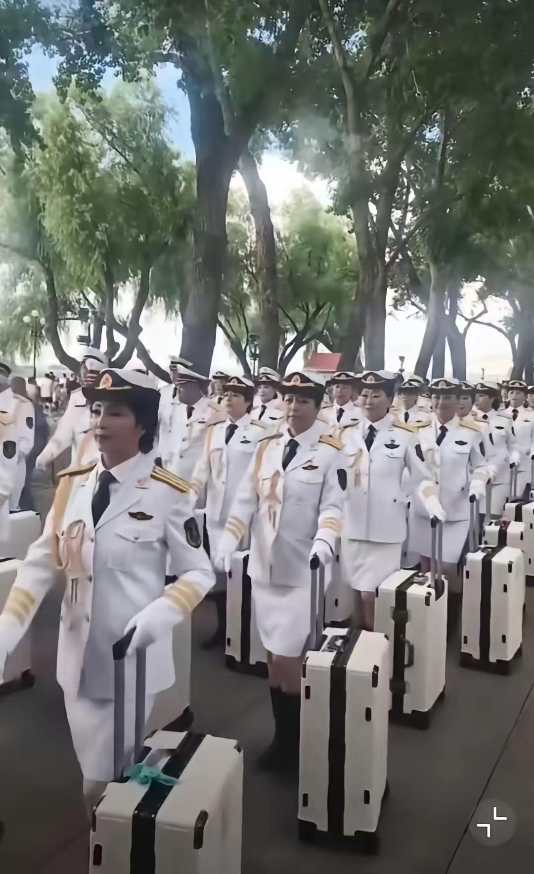 我一直以为暴走团就是散步的。直到我看到这张图片，我才觉得真的肤浅了。统一服装、统