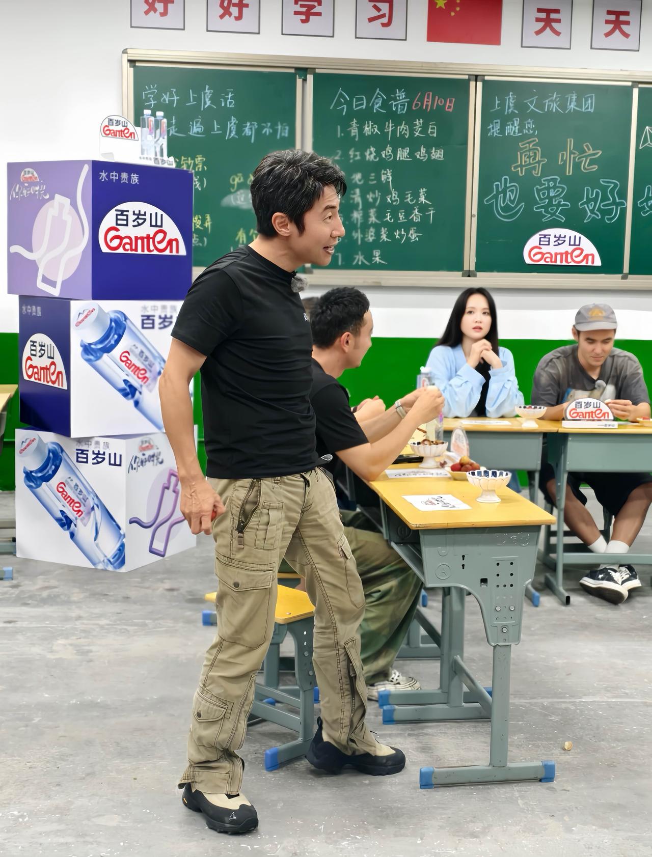 你好时光，过两天就要播出了，撒贝宁这张图，都好有趣的样子。

撒贝宁不仅有才华，