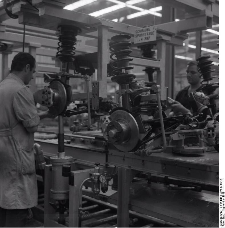 1982年宝马丁格芬工厂下线的第2000000台车，是一台第二代E28 5系。b