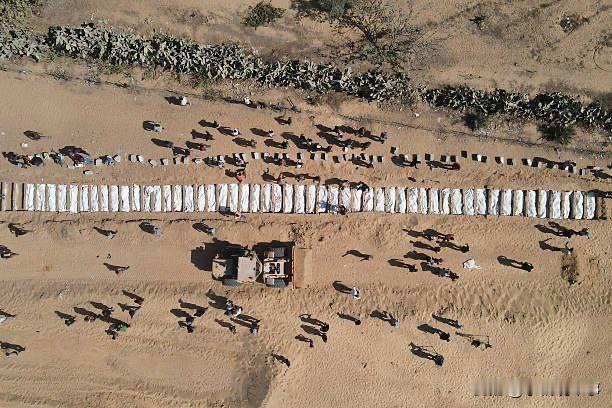 昨天，以色列将数十名巴勒斯坦人质的遗体交给红十字会，由于严重的肢解和酷刑，无法辨