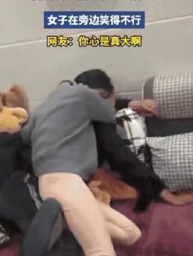闺蜜上门吃饭，酒劲一来就彻底“心大得没边”。喝多后趴在女子丈夫身上，两只鞋在手里