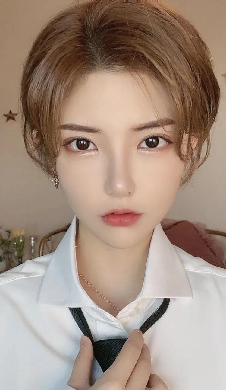 白衬衫黑领带，帅气的小姐姐，男生喜欢女生也喜欢！💼✨