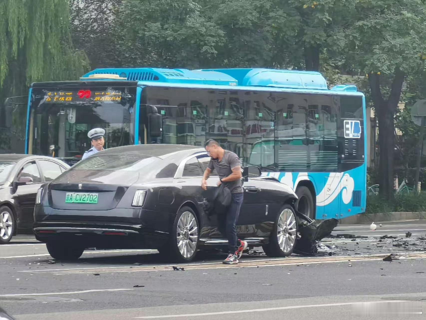 陈震劳斯莱斯发生车祸 陈震估计大腿拍肿了，要是开智能车出来，何至于此[允悲][允