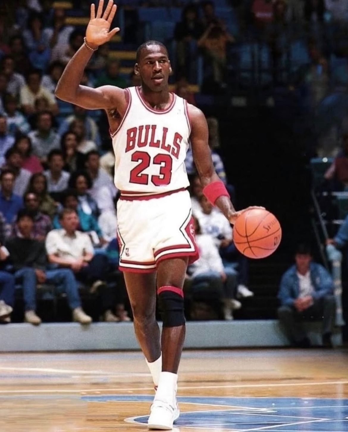 Michael Jordan 打个high five 