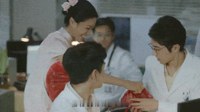 问心2谢可寅为救男友闪婚 越往后看越能体会普通人的无奈，男生突发危重病情，身边能