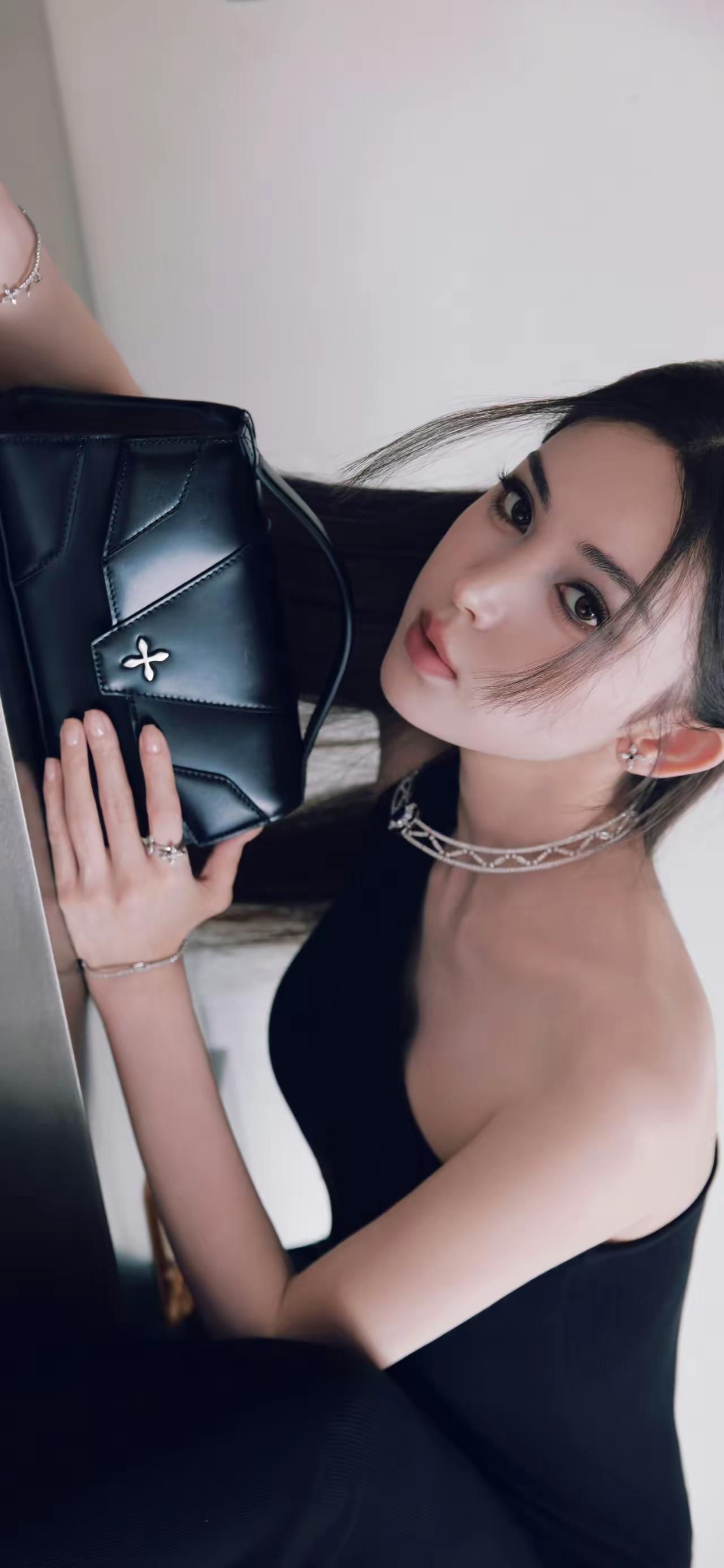 女明星壁纸。。
古力娜扎[祝福]