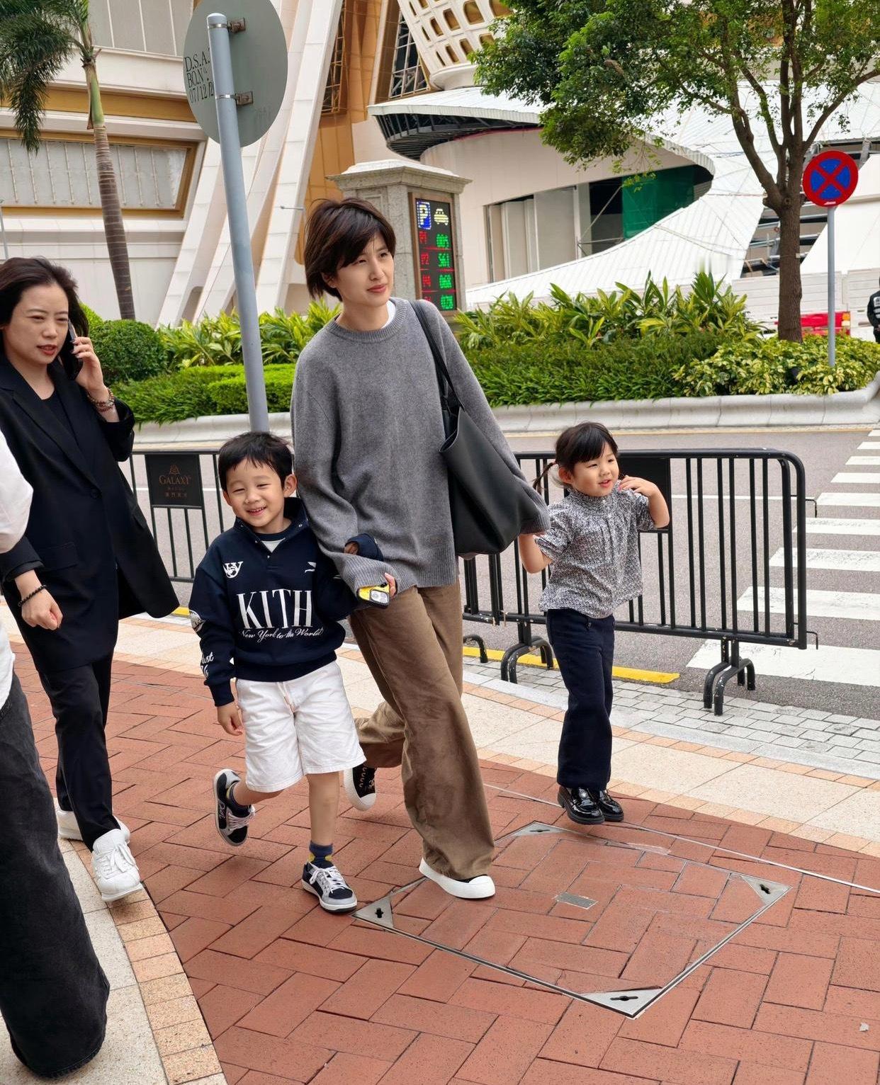 许昕老婆一人带两娃，看起来得心应手，还有点像papi酱，两个孩子都是夫妻俩的翻版
