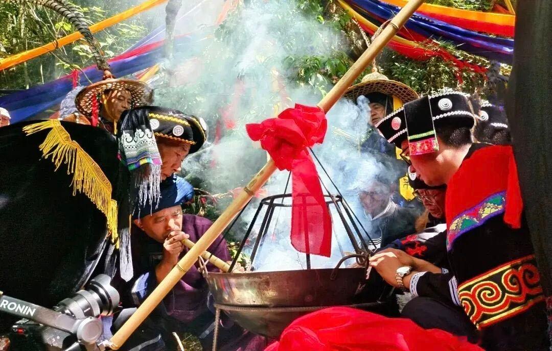 云南这份火把节攻略太全面了无数游客奔赴云南共度火把盛会，一地独有烟火风情，完整版
