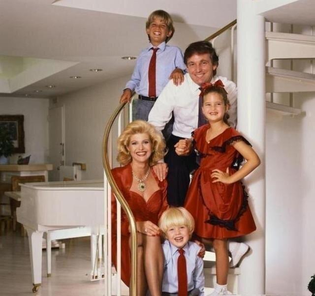 1987年， 川普 一家子在别墅内的合影，那时的川普事业有成，婚姻美满。
198