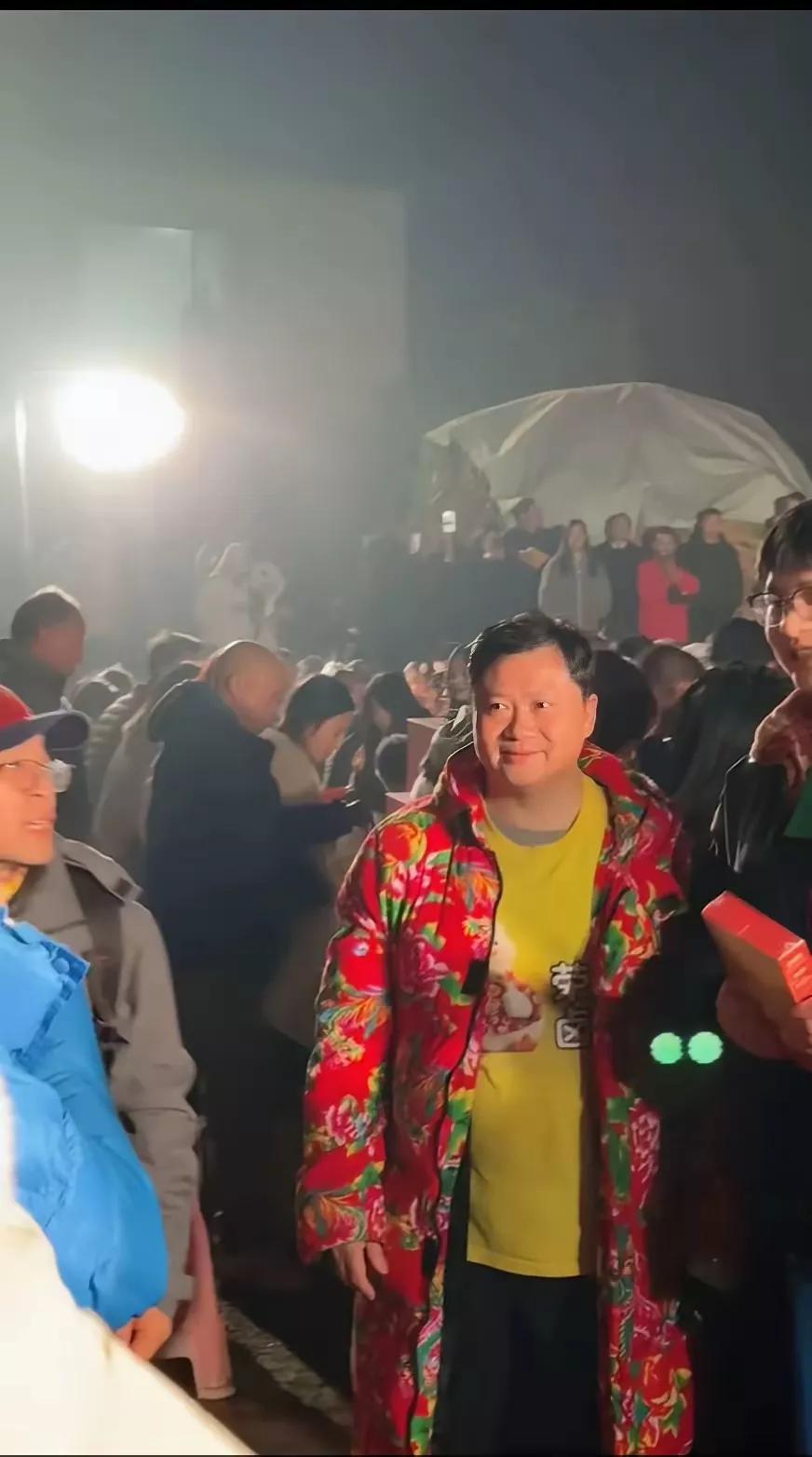 重庆合川的呆呆姑娘，捅了一个天大的篓子。一些各地的小网红也跟着蹭流量，到场做直播