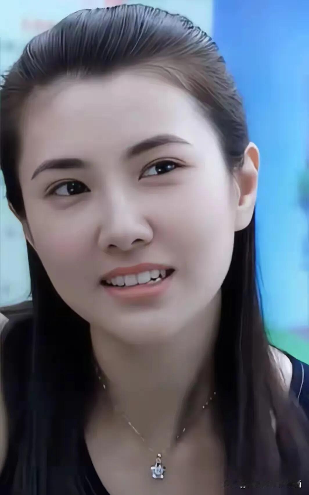 不愧是古典的美女，标准的鹅蛋脸型，真的没见一点老的迹象，身材管理真好，这水汪汪的