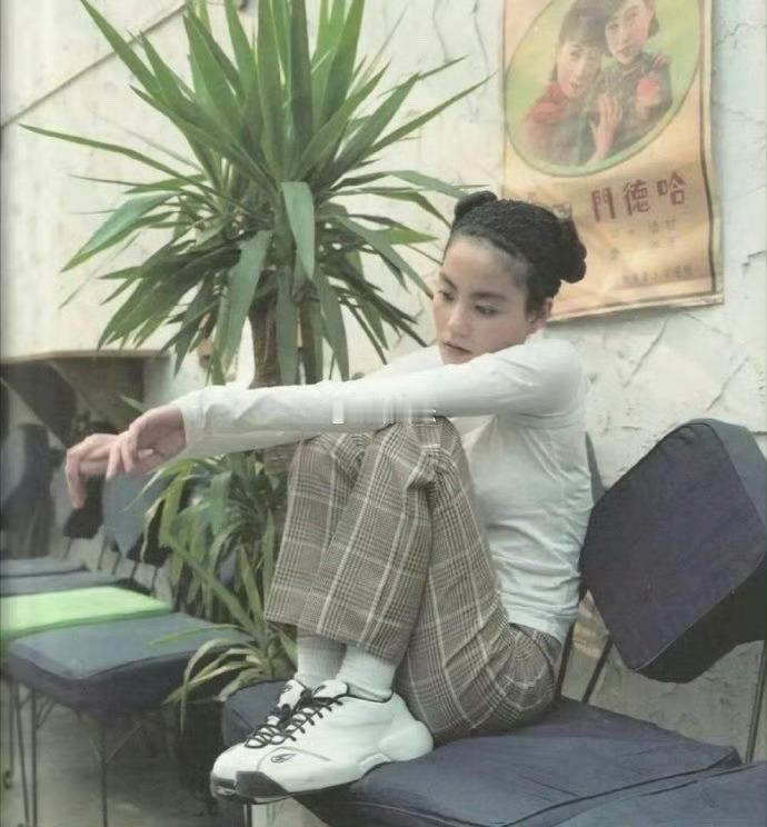1997年的王菲，脚上的鞋好前卫，放现在也好流行！！ 