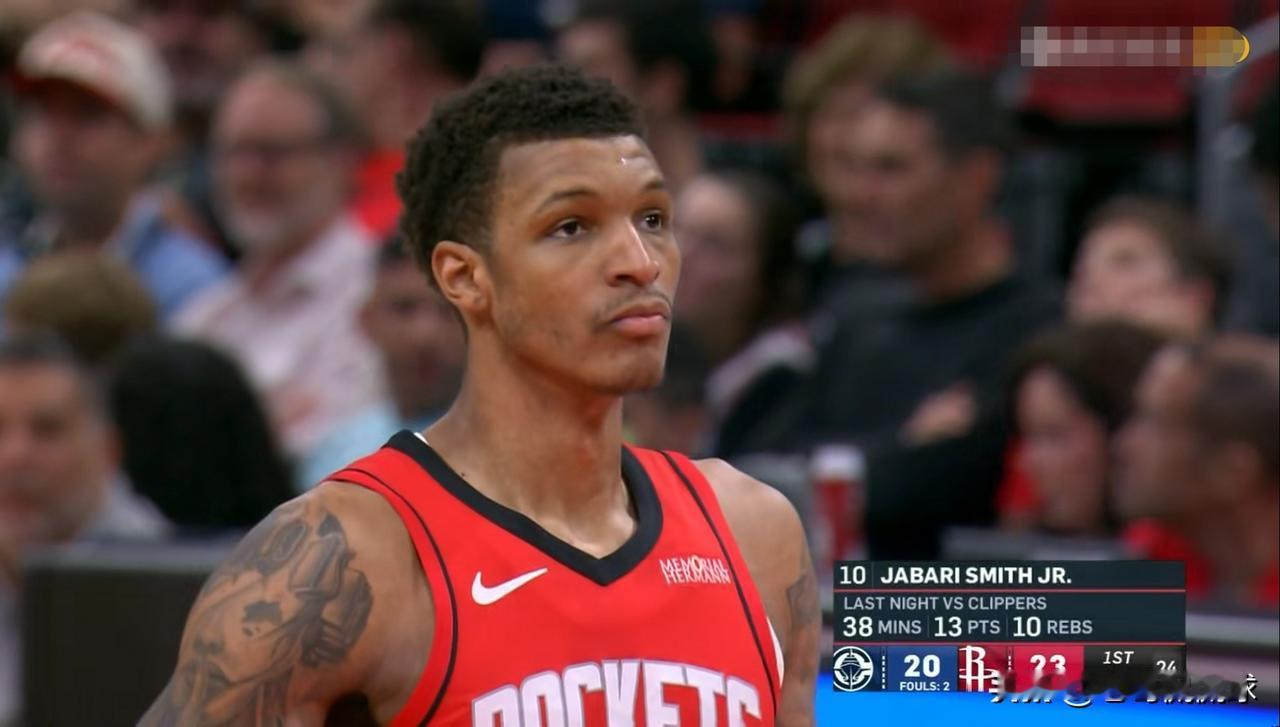 火箭大将小史密斯真是太让人费解了！在今天火箭主场以102：105不敌快船的比赛中