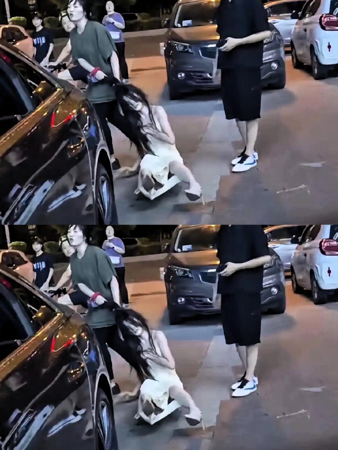 湖南邵阳某商场，原配“暴打小三”，从二楼拖到一楼，小三的白裙子让扯的稀烂，而那个