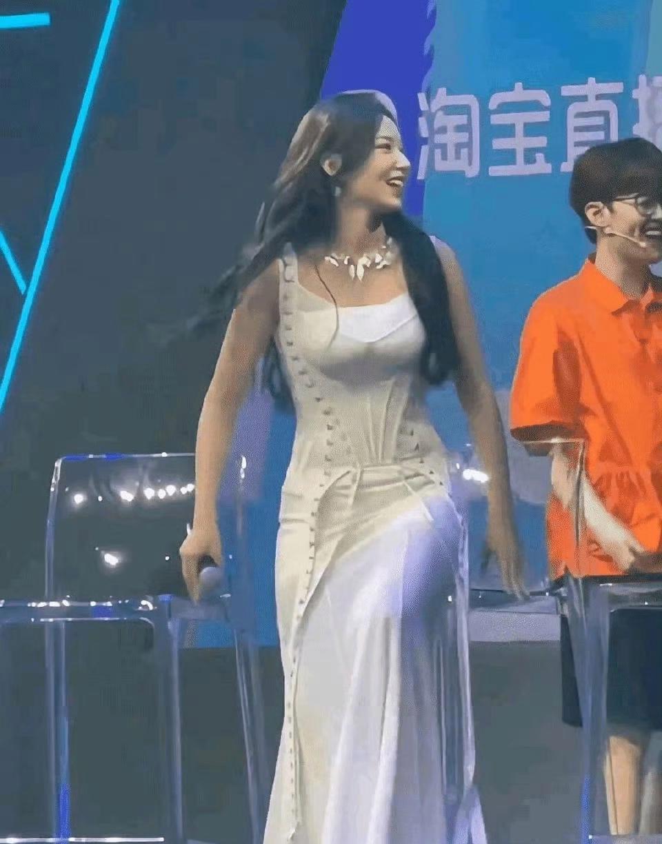 程潇那身材真是匀称得没话说，看着就舒服！ ​​​