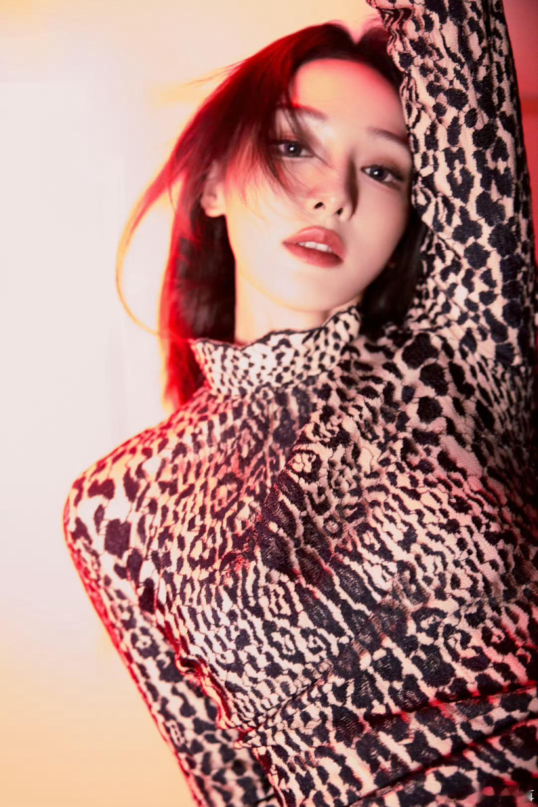 不知道彭小苒浪姐学的舞蹈很曼妙 彭小苒黑色丝绒抹胸裙配红唇美翻了！浪姐练就的曼妙