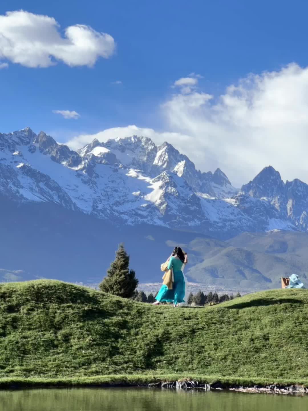 在香巴拉牧场贩卖美好 雪山 木屋 动物 花海