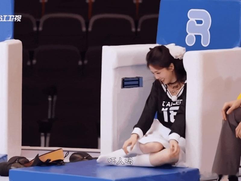 白鹿脱鞋了白鹿的爱女永远在行动上跑男新一期收视率创新低 跑男新一期收视率创新低，