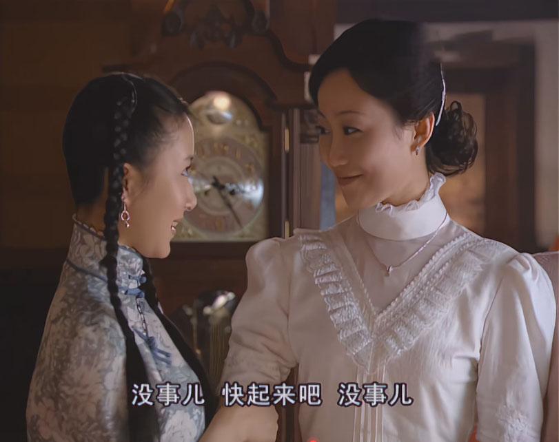 四姐带小妾认家门时，梅丽对小妾超乎寻常的热情，润芝看到后，不满梅丽举动。

为什