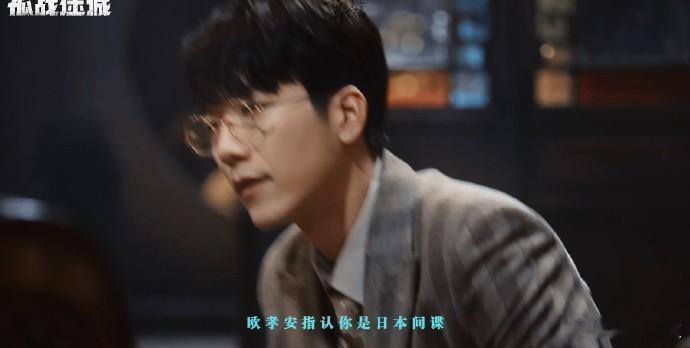 拥有双重间谍身份，他游走于不同阵营间，机智应对各种局面，口才出众，舌如莲花般巧妙