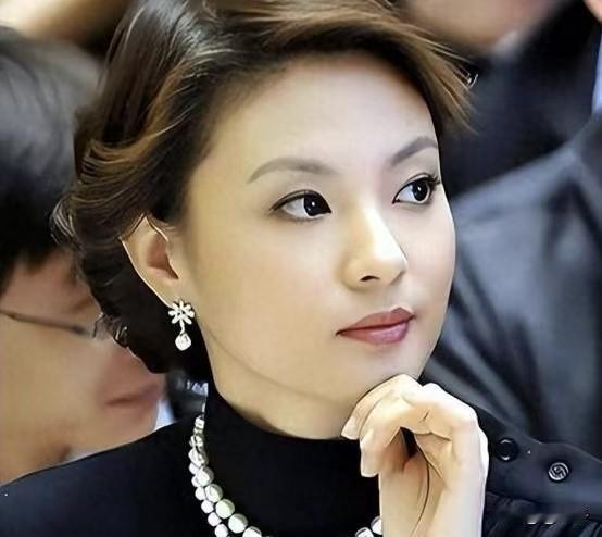 刘芳菲今年48岁了，仍然未婚单身，她出生在内蒙古，曾经有两任男友，第一任开发银行