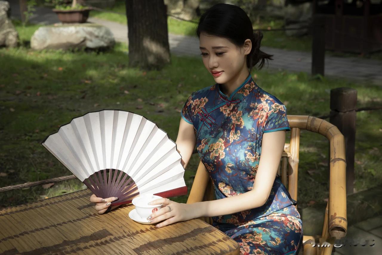 旗袍女子邂逅中式庭院，一扇一茶尽显东方雅韵
旗袍古典美女 江南旗袍照 旗袍国风写