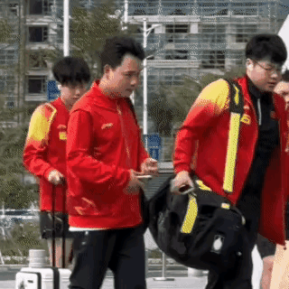 这些孩子每天做同样的事；活在同一个圈子；接触同样的人；还时不时的被人跟拍；没有自