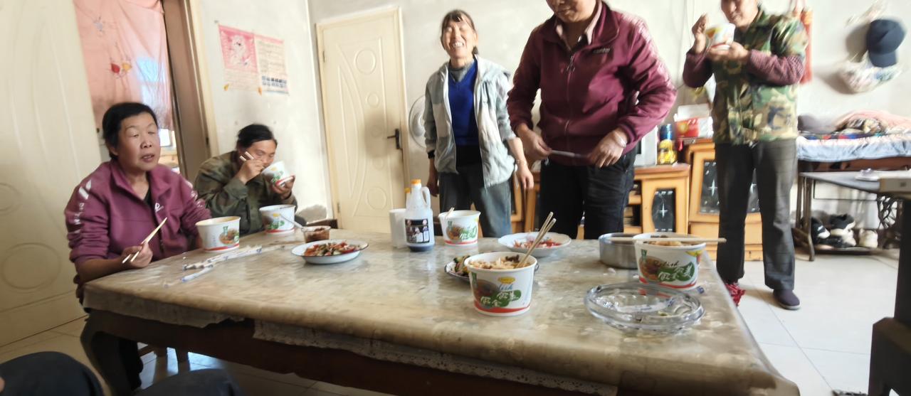 和本地村民一起吃午饭，他们上午收了6亩玉米地，下午带我一起去收。 ​​​
