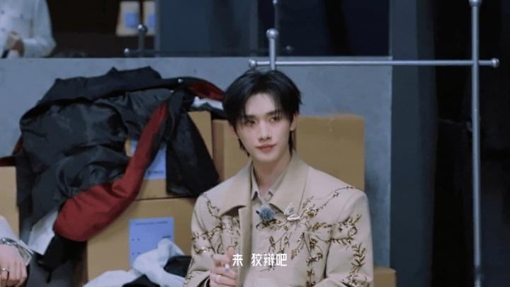 丁程鑫第一次当推探张凌赫说男孩子要保护好自己 丁程鑫解锁新身份——推探。案件涉及