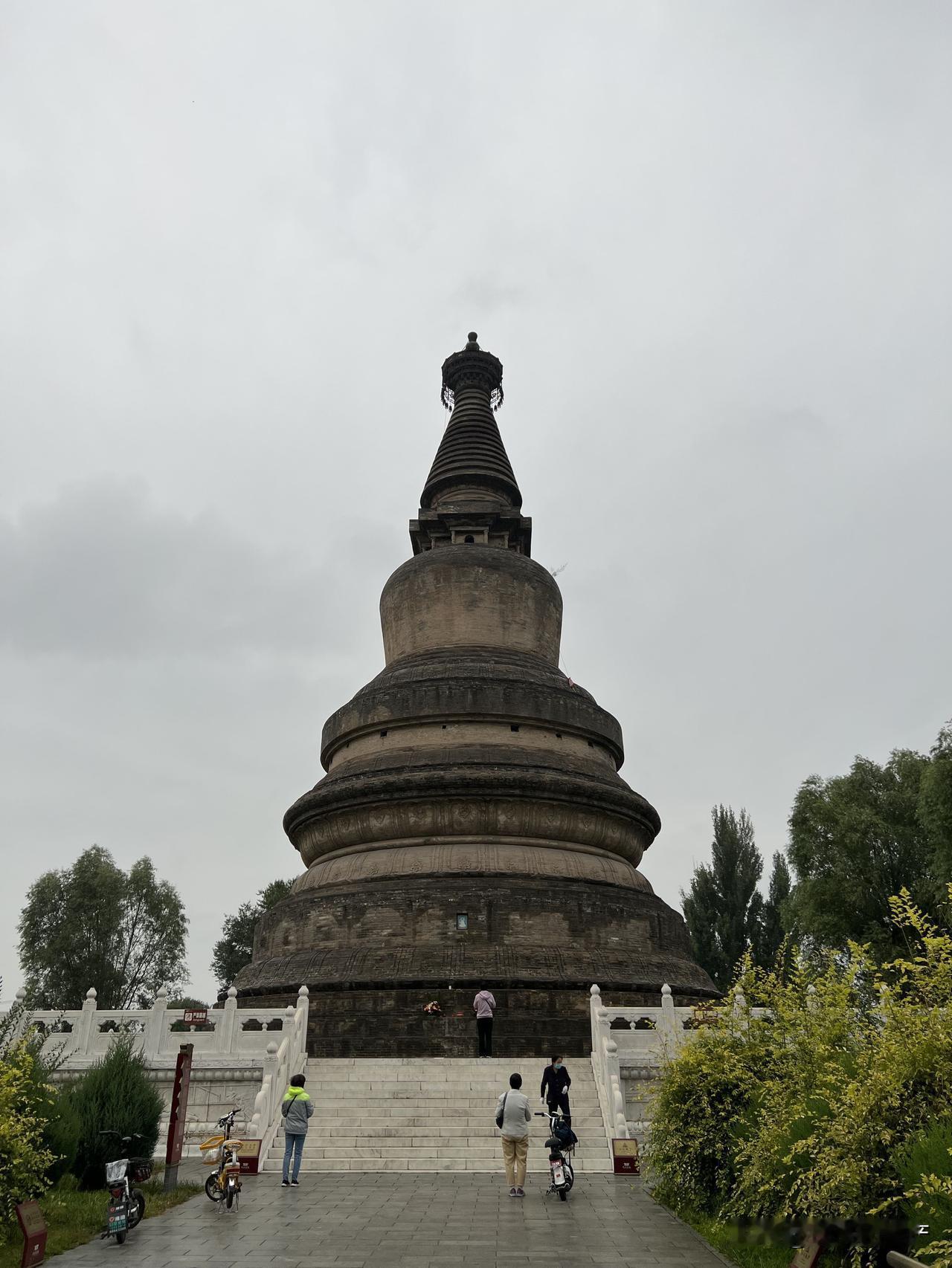 山西忻州代县的阿育王塔，在圆果寺里，俗称白塔。始建于隋代，元代改为砖塔。整座塔是