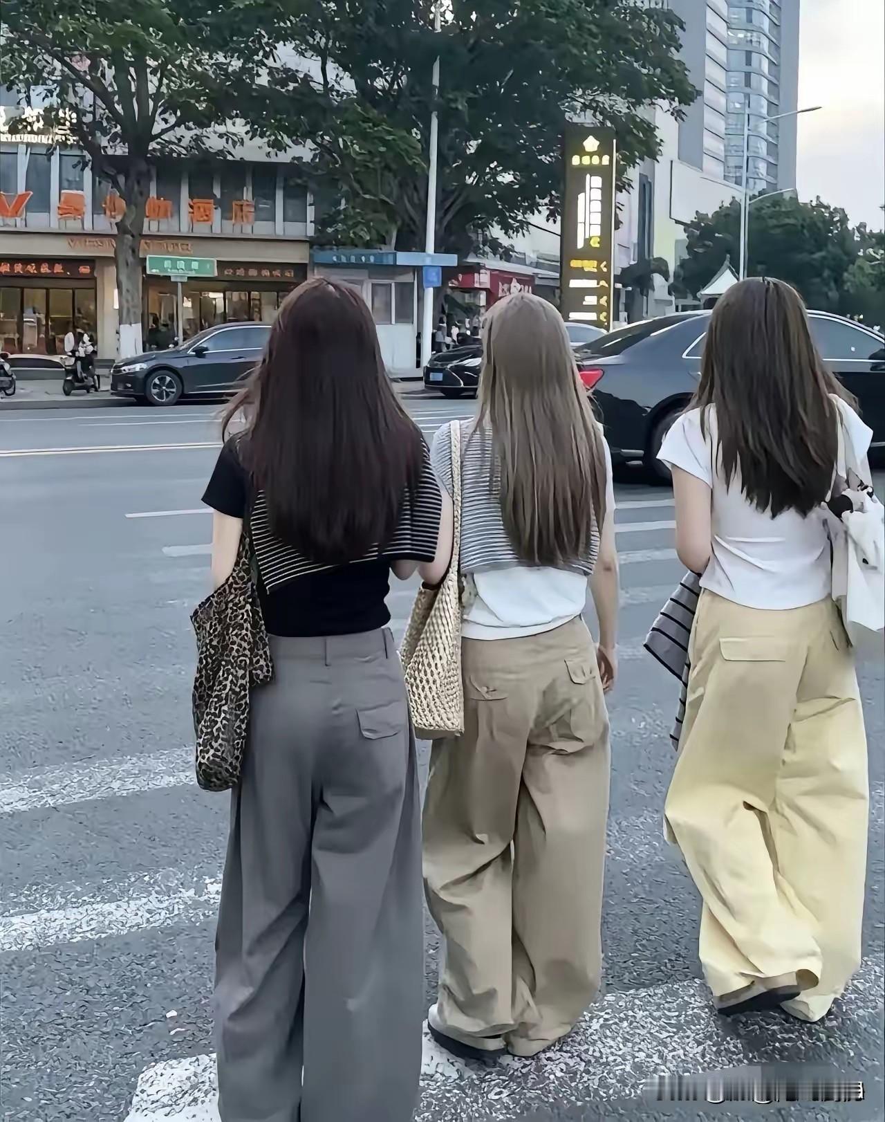 不知道大家发现没有，今年无论是逛大街，还是走小巷，穿连衣裙或穿短裙的大姑娘，小媳