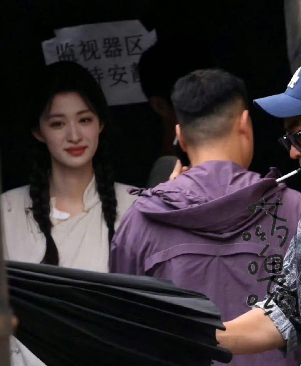虽然都高糊精修但明显这种成熟大五官系，艳妆风更好看 ​​​