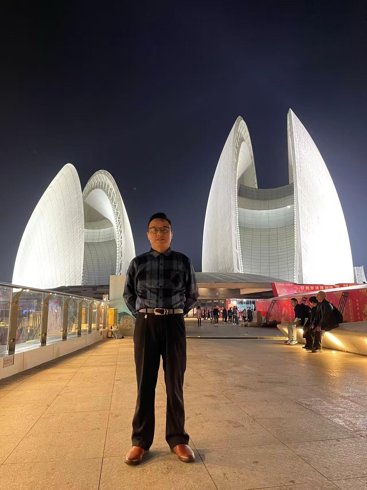 七律·咏珠海大剧院

野狸岛畔卧双珍，
日月同辉映海景。
不羡悉尼歌剧院，
独领