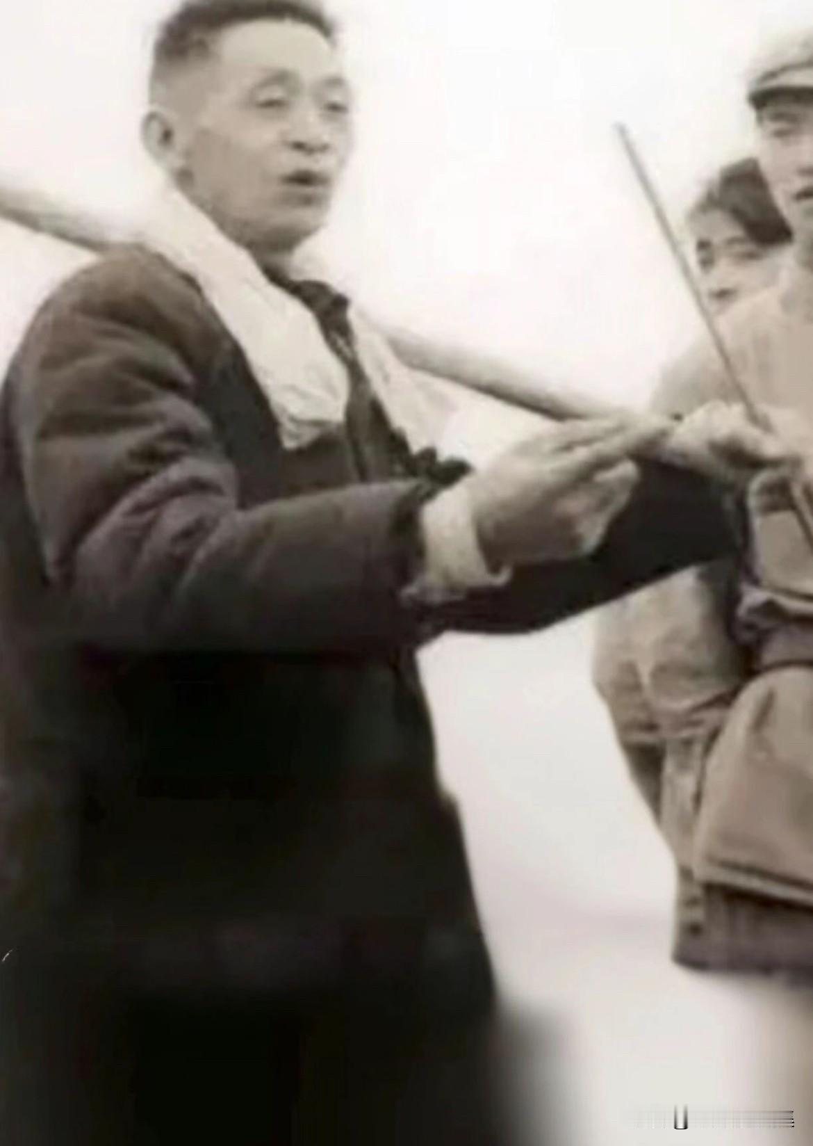 1957年，开国少将甘祖昌做出了一个惊人之举——辞去新疆军区后勤部部长职务，带着