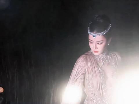 别人挤破头想压轴，她倒好，开场就来了。
盛典上，迪丽热巴率先亮相，“神女衔蝶”造型配月冕蝶神妆，金鹤