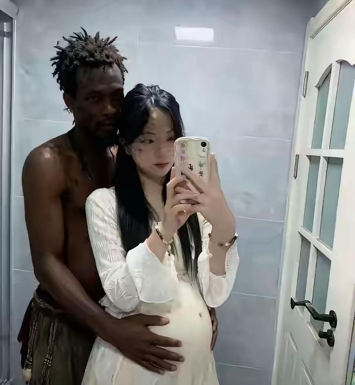 这张浴室自拍的氛围感需要圈起来，得考！像黑与白合影，对能不能拍好还是挺考究的。下